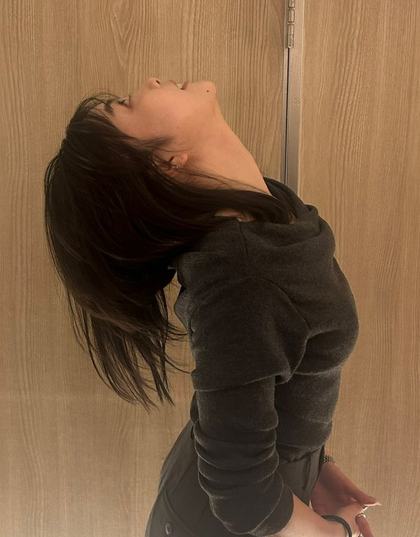 施術前の首を後ろに倒す動き