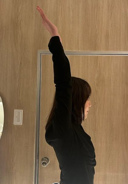 施術後の腕を真上に上げる動き