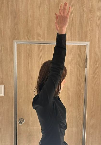 施術前の腕を真上に上げる動き