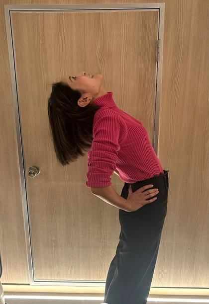 施術前の腰を後ろに反らす動き