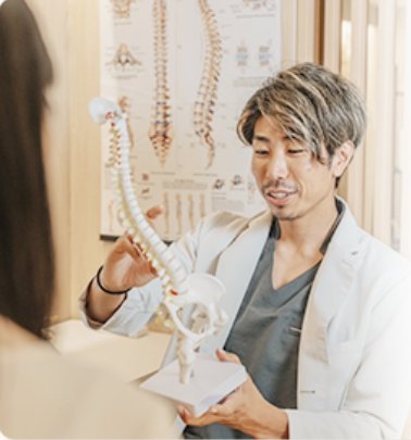 骨格模型を使ってセルフケアを説明する様子