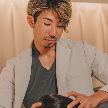 院長がお客様の状態を確かめながら施術する様子